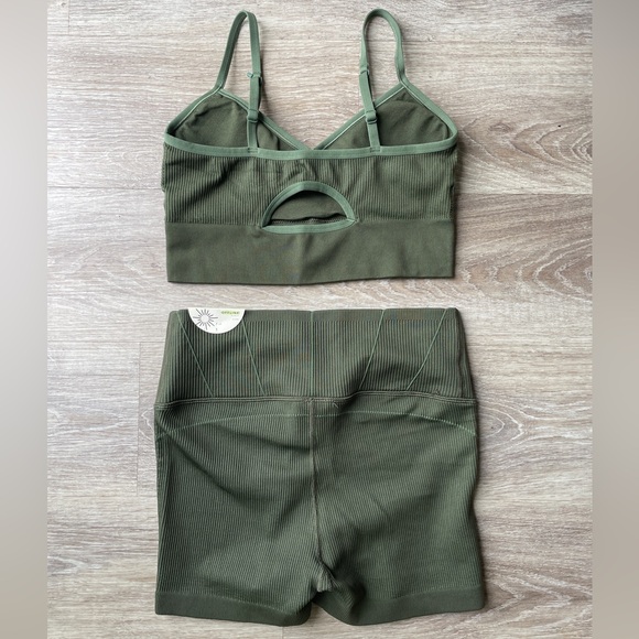 Aerie Offline Workout Set - Picture 5 of 7